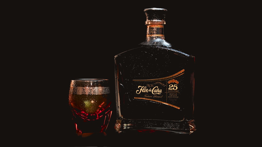 découvrez l'univers fascinant du rhum, une boisson emblématique à base de canne à sucre, appréciée pour ses saveurs riches et variées. plongez dans l'histoire, les types de rhum et les meilleures façons de le déguster, que ce soit en cocktail ou pur. explorez nos conseils pour choisir le rhum parfait et en apprendre davantage sur les distilleries réputées.