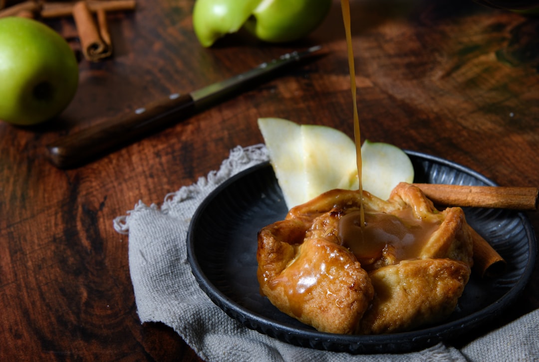 découvrez la délicieuse combinaison de pommes juteuses et de cannelle parfumée. idéal pour vos recettes de desserts, de sauces ou simplement à déguster, l'association pomme-cannelle apportera une touche gourmande et réconfortante à toutes vos créations culinaires.