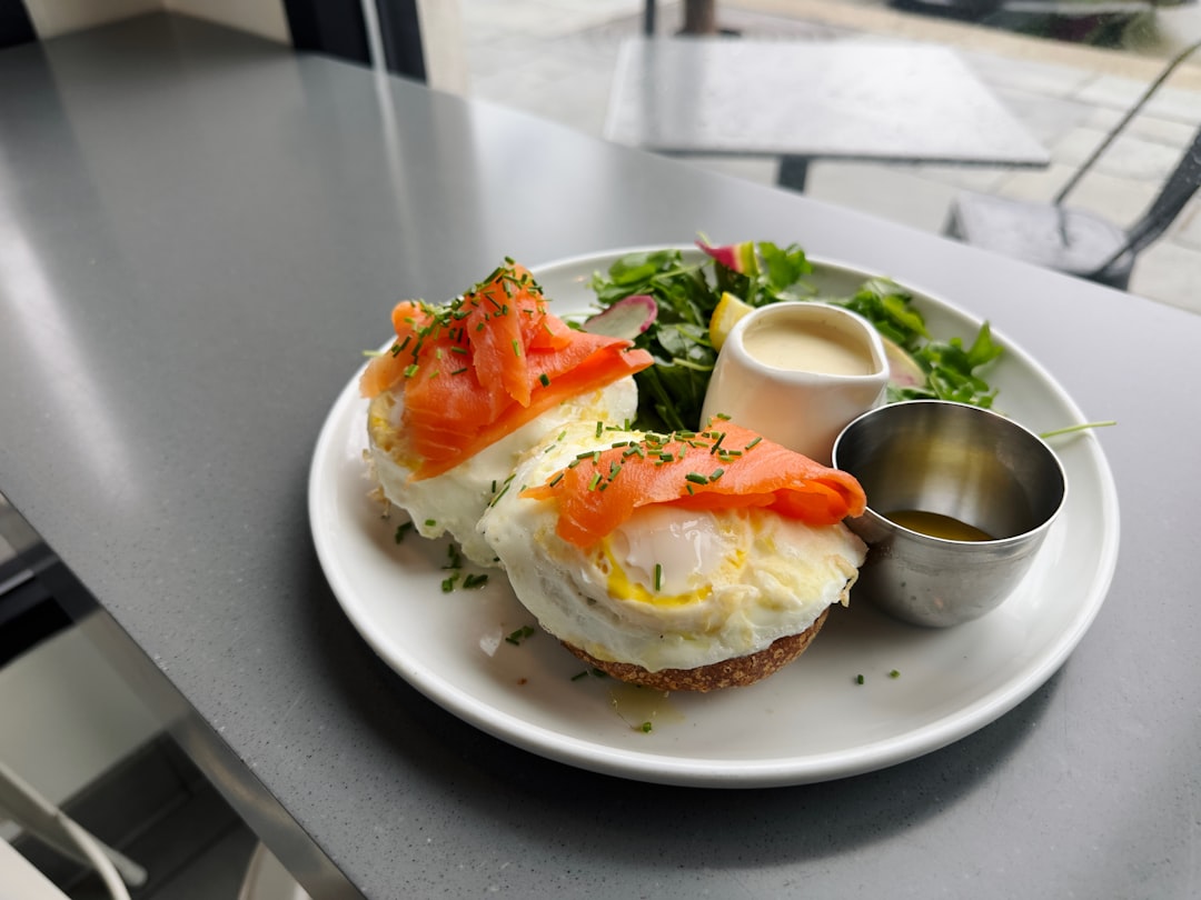 découvrez le délice du saumon fumé, un incontournable des plateaux de fruits de mer. savourez sa texture fondante et son goût délicat, parfait pour les apéritifs, les salades ou en accompagnement de vos plats préférés.