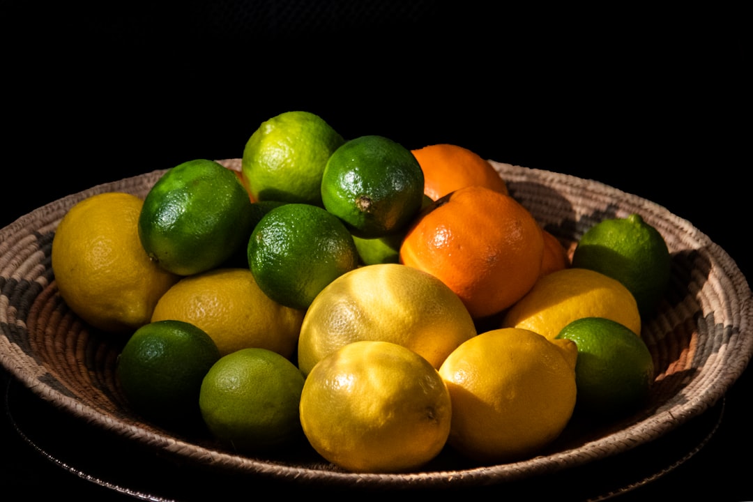 découvrez tout sur les citrons : leurs bienfaits pour la santé, des recettes savoureuses et des astuces pour les intégrer dans votre quotidien. apprenez à apprécier ce agrume polyvalent aux multiples vertus!