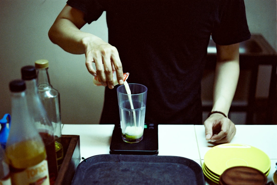 découvrez l'univers fascinant de l'absinthe, cette célèbre boisson verte au goût unique, riche en histoire et en traditions. apprenez tout sur ses origines, ses ingrédients secrets, et comment déguster cette élixir légendaire pour une expérience mémorable.