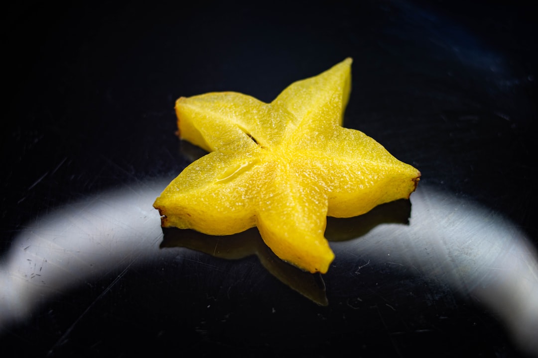 découvrez le carambole, un fruit exotique au goût unique et rafraîchissant. apprenez ses bienfaits, ses utilisations en cuisine et comment l'intégrer dans vos recettes pour une touche de saveur originale.