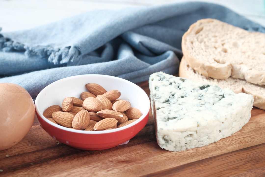 découvrez l'amande amère, une noix à la saveur intense et unique, utilisée en cuisine et en pâtisserie pour ajouter une touche distinctive. explorez ses propriétés, ses usages culinaires et ses bienfaits pour la santé.