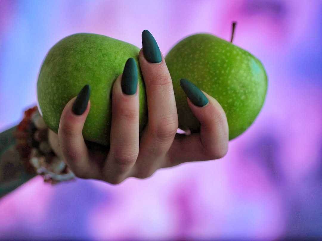 découvrez l'irrésistible goût frais de la pomme verte, un fruit croquant et juteux, parfait pour vos snacks santé, vos recettes de desserts ou simplement à déguster seul. plongez dans l'univers acidulé de la green apple et laissez-vous séduire par ses bienfaits nutritifs !