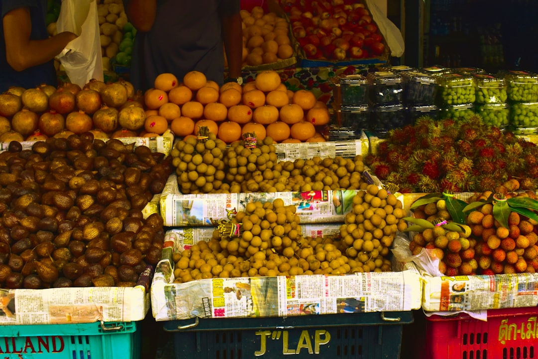 découvrez le longan, un fruit tropical aux saveurs délicates et sucrées, apprécié pour ses bienfaits nutritionnels et son utilisation en cuisine. apprenez tout sur ses origines, ses vertus et comment l'intégrer à vos recettes.