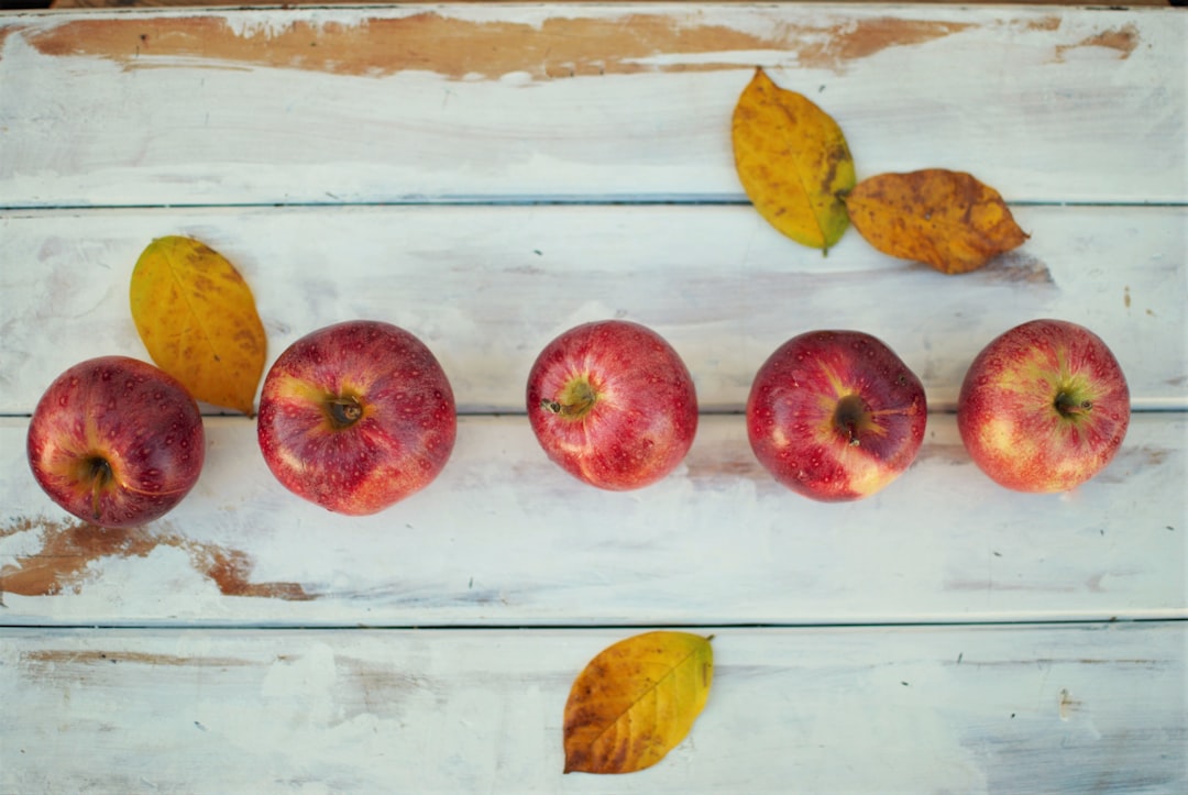découvrez la délicieuse pêche blanche, un fruit juteux aux notes sucrées et parfumées, parfait pour vos desserts, salades et smoothies. profitez de sa couleur éclatante et de son goût unique qui ravira vos papilles.