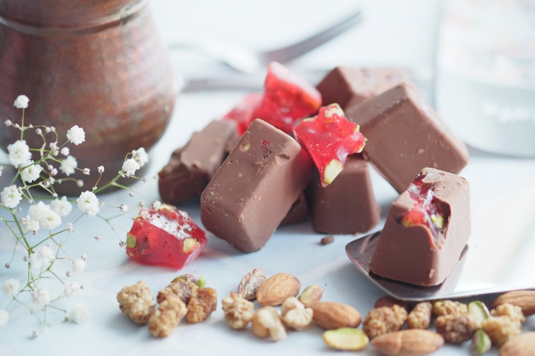 découvrez l'univers riche et savoureux du chocolat, un délice intemporel qui ravit les papilles. explorez des recettes, des conseils de dégustation et l'histoire étonnante de cet ingrédient précieux. que vous préfériez le chocolat noir, au lait ou blanc, plongez dans une expérience gourmande inoubliable.