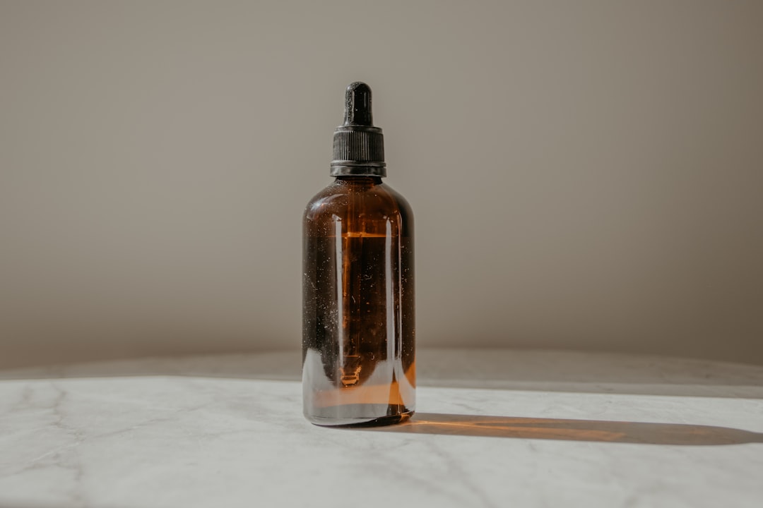 découvrez les bienfaits de l'huile essentielle d'origan, reconnue pour ses propriétés antibactériennes, antifongiques et anti-inflammatoires. améliorez votre bien-être naturel grâce à cette huile polyvalente aux multiples applications en aromathérapie et en soins de santé.