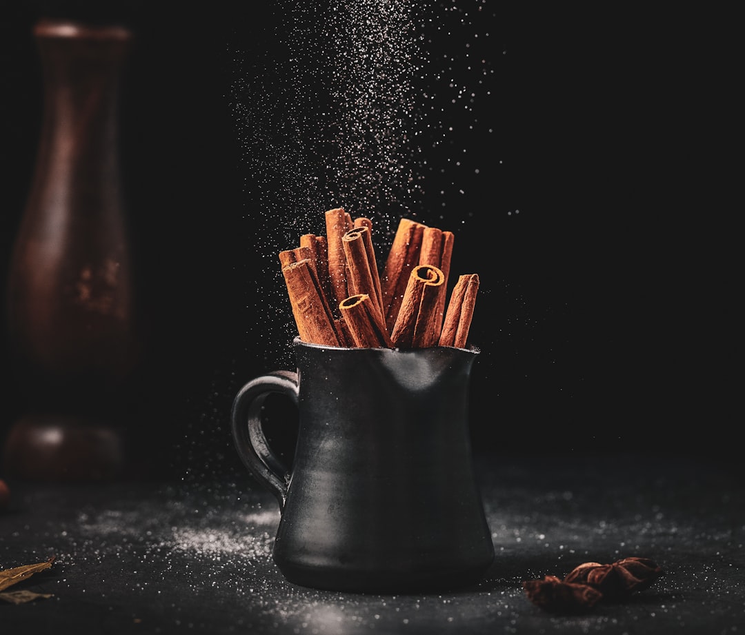 découvrez le monde fascinant de la cannelle, une épice aromatique aux multiples bienfaits pour la santé et des usages variés en cuisine. apprenez comment intégrer cette délicieuse épice dans vos plats et boissons pour un goût chaleureux et réconfortant.