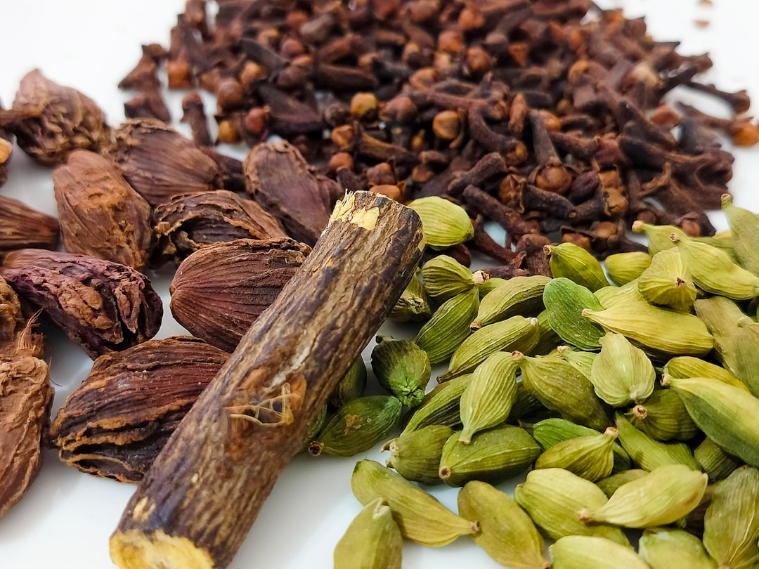 découvrez les bienfaits de la cardamome, cette épice aromatique aux multiples vertus. apprenez à l'intégrer dans vos recettes pour rehausser vos plats et profitez de ses propriétés digestives et antioxydantes. expérimentez avec la cardamome et transformez votre cuisine !